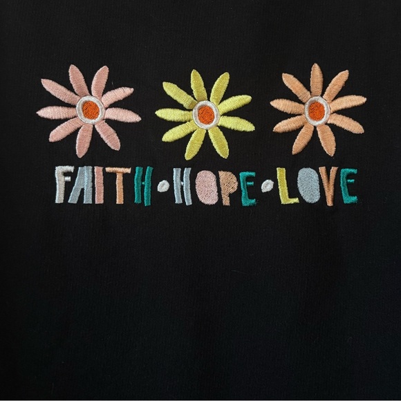 Crewneck sweatshirt w Floral embroidered “faith hope love” Graphic Love in faith - Picture 4 of 4